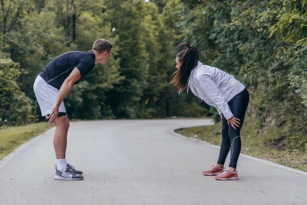 マラソン ランニング ワークアウトの準備をする男性と女性の選手 健康的なライフスタイルのコンセプト — ストック写真