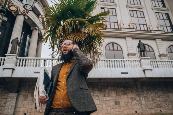 Modischer Mann Teurem Outfit Telefoniert Der Stadtpromenade — Stockfoto