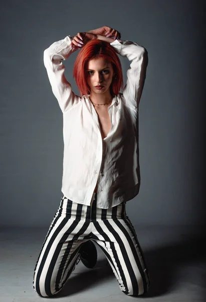 Retrato Uma Jovem Mulher Ruiva Atraente Vestida Com Roupas Elegantes — Fotografia de Stock