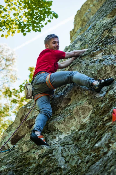 Jovem Homem Chumbo Escalada Rocha Com Bela Vista Fundo — Fotografia de Stock