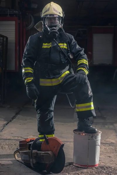 Retrato Bombero Con Equipo Protección Completo Posando Con Una Motosierra —  Fotos de Stock