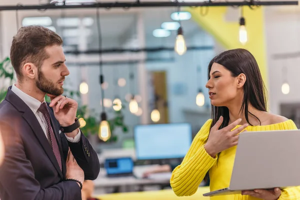 Gerente Explicando Empleado Cómo Terminar Sus Tareas Colegas Discutiendo Proyecto — Foto de Stock