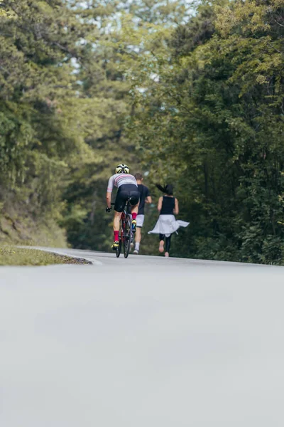 Athletic Couple Running Street Next Each Other Nature Fit Healthy — Stock Photo, Image