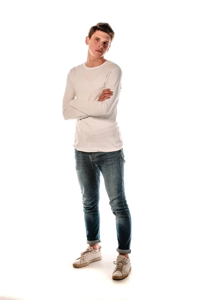 Trendy Schöner Mann Posiert Trendigen Weißen Langarmshirt Und Blauer Jeanshose — Stockfoto