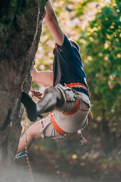 Rockclimber Znajdujący Przyczółek Stromej Górze Wspina Się — Zdjęcie stockowe