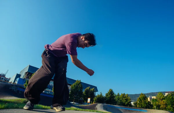 Junger Mann Praktiziert Einem Sonnigen Tag Parkour Örtlichen Skatepark — Stockfoto