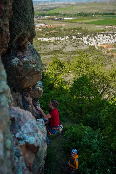 Kaya Tırmanışı Ekipmanlarıyla Dağdan Manzaraya Bakan Iki Adam — Stok fotoğraf