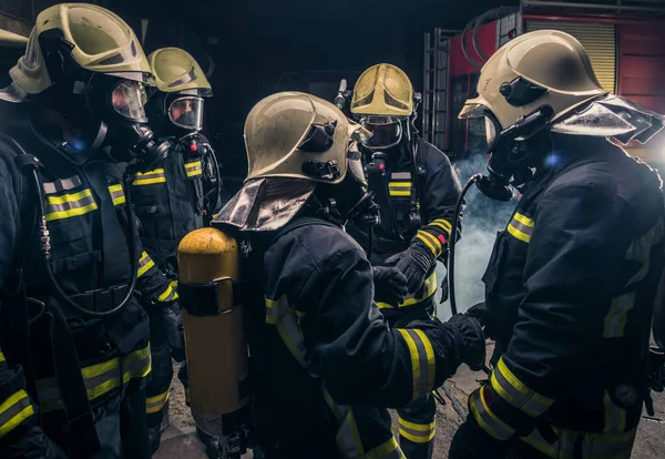 Группа Пожарных Пожарном Депо Проверяет Оборудование Противогаза — стоковое фото