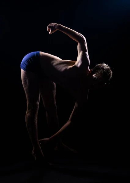 Flexible Joven Bailarina Ropa Interior Realizando Elegante Movimiento Danza — Foto de Stock