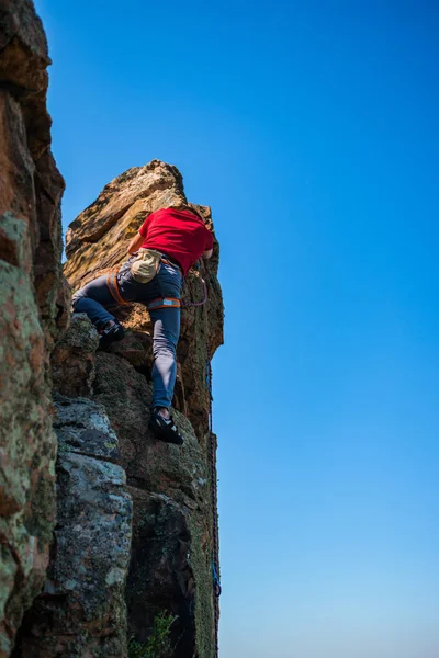 Ein Mann Hält Sich Einem Felsen Fest Während Eine Steile — Stockfoto