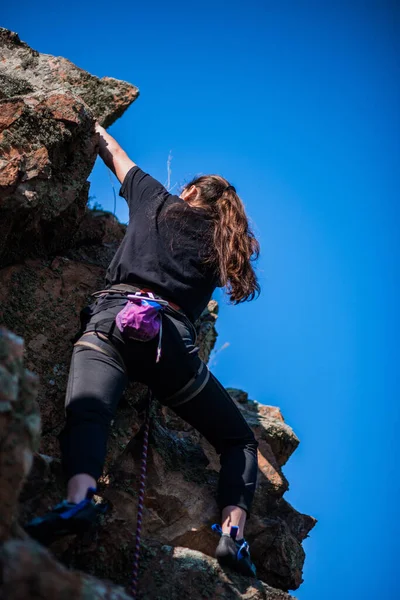 彼女は積極的に登山に従事時間を費やして — ストック写真