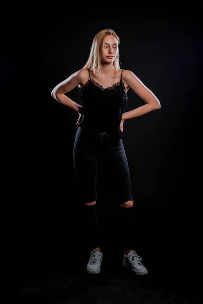 Kroppsfoto Attraktiv Kvinnlig Modell Poserar Modern Stil Kläder — Stockfoto