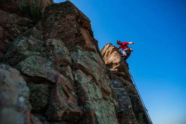 Homem Bonito Com Rosto Concentração Que Escalada — Fotografia de Stock