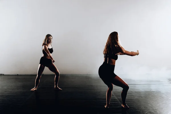 Bailarinas Contemporáneas Caucásicas Ejercitando Una Rutina Baile — Foto de Stock