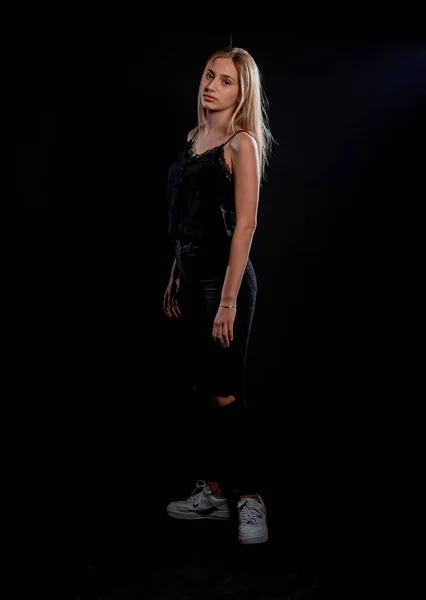 Retrato Uma Jovem Atraente Vestida Top Tanque Preto Isolado Backgorund — Fotografia de Stock