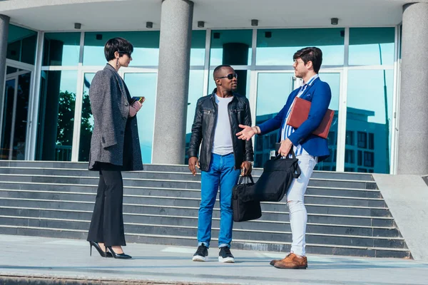 Tre Persone Aziendali Piedi Fronte All Edificio Degli Uffici Discutono — Foto Stock