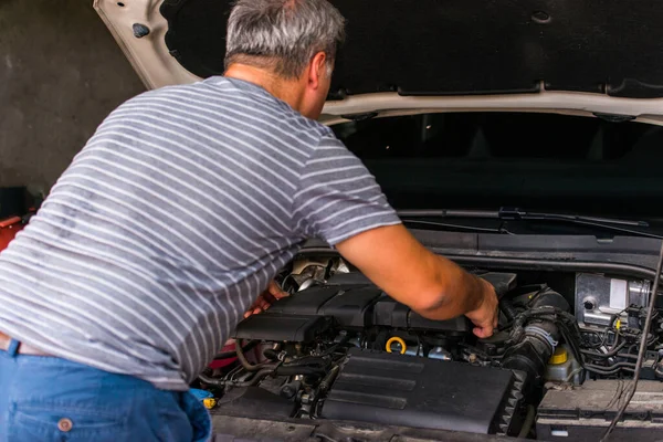 Ruce Muže Který Ukazuje Vnitřek Auta Auto Motor — Stock fotografie