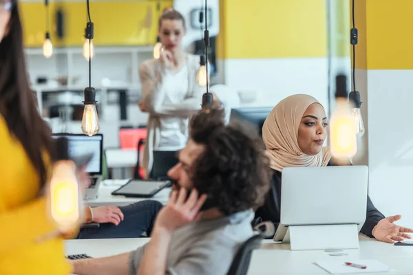 Gruppe Von Mitarbeitern Teamkollegen Die Ihrem Neuen Afroamerikanischen Schwarzen Muslimischen — Stockfoto