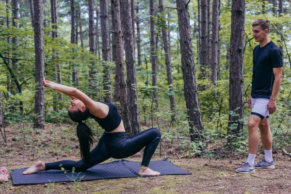 Una Atractiva Atleta Femenina Estira Aire Libre Mientras Entrenador Monitorea — Foto de Stock