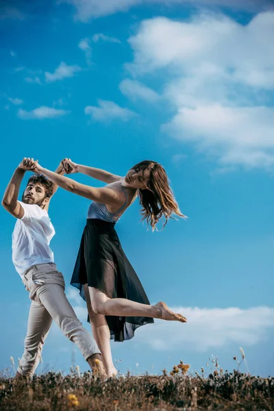 Romántica Pareja Amorosa Joven Bailando Aire Libre Bajo Cielo Azul — Foto de Stock