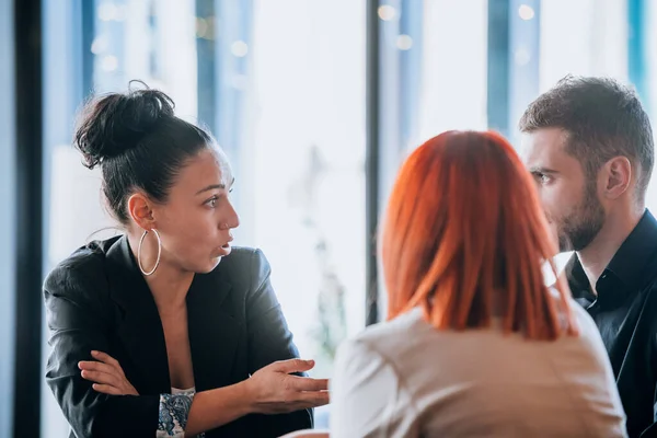 Arbetskollegor Som Pratar Affärsplanen Ett Kafé — Stockfoto