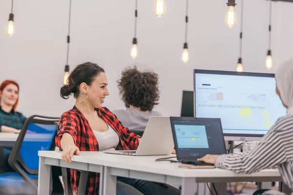 Employées Afro Américaines Musulmanes Travaillant Dans Bureau Moderne Multhiehnic Équipe — Photo