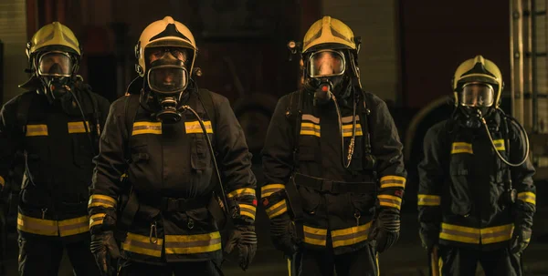 Groupe Pompiers Uniforme Posant Dans Garage Service Incendie — Photo