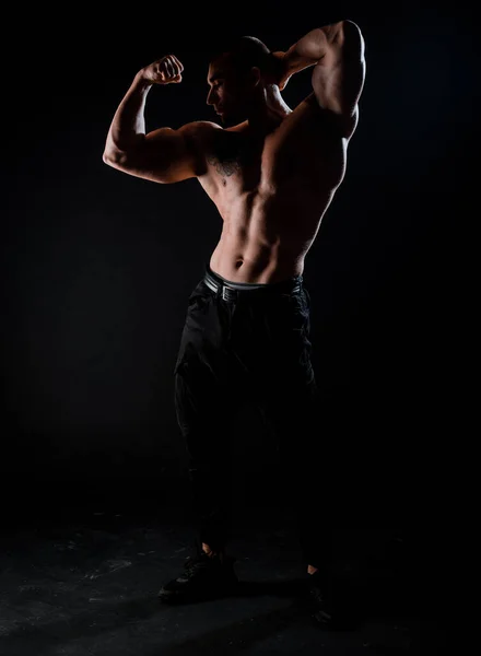 スポーツやワークアウト 筋肉質の男 アスレチックボディビルダーのポーズ — ストック写真