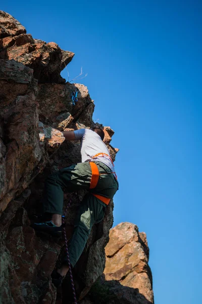 Junger Mann Klettert Auf Anspruchsvollem Pfad Klippe Und Übt Für — Stockfoto