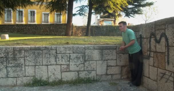 Parkour Homme Faisant Des Tours Dans Parc Free Runner Entraînement — Video