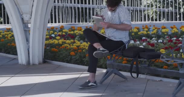 Remote Werkende Man Outdoor Oefenen Sociale Afstand Full Shot — Stockvideo