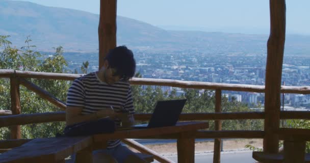 Freelancer Trabajando Remotamente Desde Montaña Full Shot — Vídeos de Stock