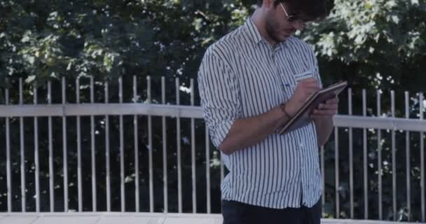 Biznesmen Pracujący Zdalnie Parku Ćwiczący Dystans Społeczny — Wideo stockowe