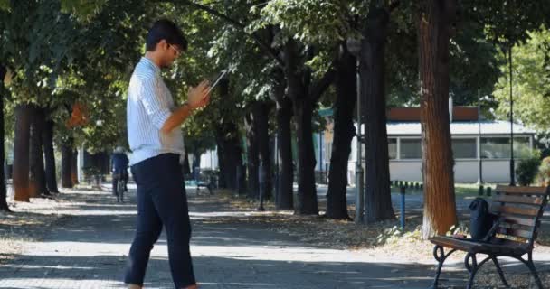 Freelancer Trabajando Remotamente Desde Parque Primera Hora Mañana Full Shot — Vídeos de Stock