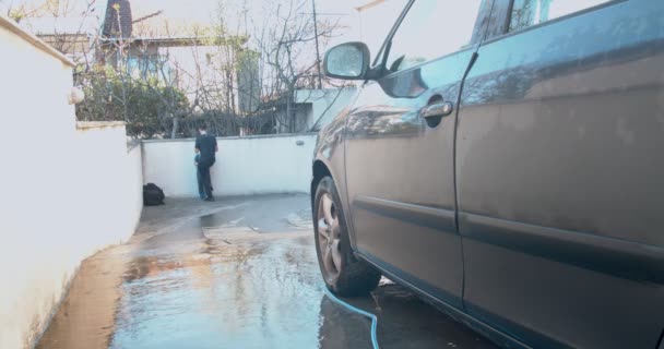 Δύο Αδέλφια Πλένουν Οικογενειακό Αυτοκίνητο Στο Ηλιοβασίλεμα — Αρχείο Βίντεο