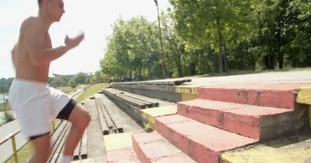 Gesunder Lebensstil Mann Mittleren Alters Läufer Rennt Die Treppe Hinauf — Stockvideo
