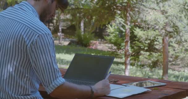 Freelancer Care Lucrează Distanță Din Parc Dimineața Devreme Împușcat Mediu — Videoclip de stoc