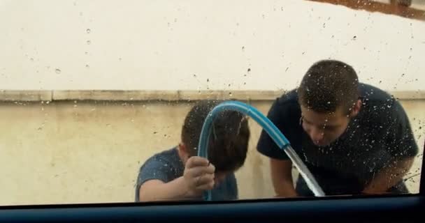 Dos Hermanos Lavando Coche Familiar Atardecer — Vídeo de stock