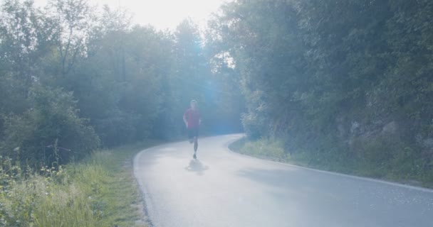 Μόνος Άνθρωπος Τρέχει Στον Ορεινό Δρόμο Νωρίς Πρωί — Αρχείο Βίντεο