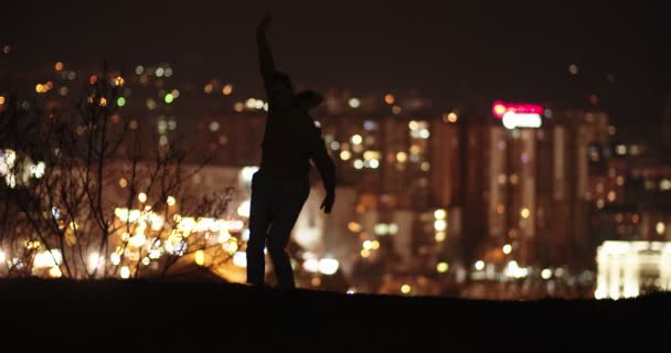 Медленное Движение Танцовщицы Мужского Пола Танцующей Перед Городским Освещением Ночью — стоковое видео