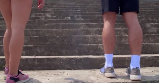Pareja Joven Corriendo Por Las Escaleras — Vídeos de Stock