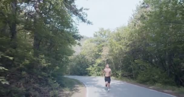 Hombre Corriendo Las Montañas Sin Camiseta Cuerpo Musculoso — Vídeos de Stock