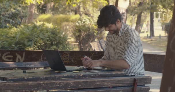 Freelancer Trabajando Remotamente Desde Parque Temprano Mañana — Vídeo de stock