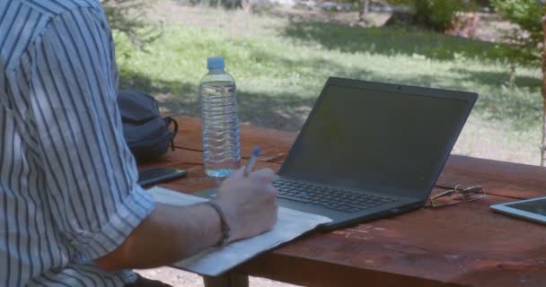 Freelance Travaillant Distance Parc Tôt Matin Tir Moyen — Video