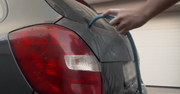 Menino Lavando Seu Carro Pai Frente Garagem Dia Ensolarado — Vídeo de Stock