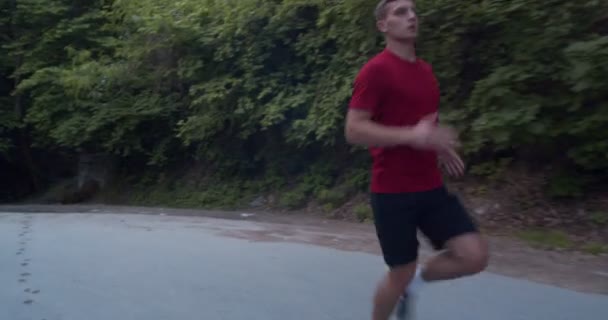 Trening Wytrzymałościowy Maratonu Człowiek Biegający Samotnie Górskiej Drodze Samochód Ciężarowy — Wideo stockowe