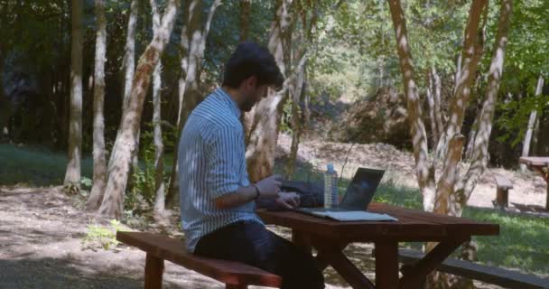 Freelancer Trabajando Remotamente Desde Parque Temprano Mañana Tiro Medio — Vídeo de stock