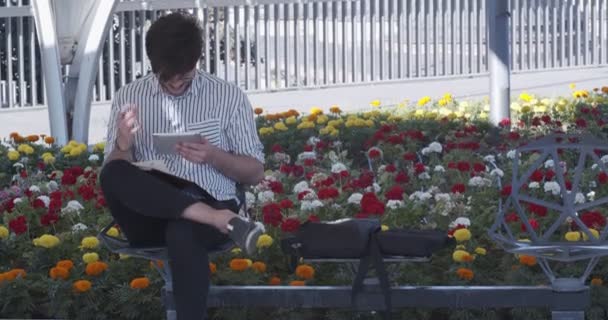 Şehir Merkezindeki Bir Parktan Uzaktan Çalışan Bir Adamı Orta Ölçekli — Stok video