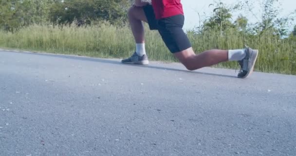 Adatto Maschio Caucasico Che Allunga Gambe Mentre Scalda Correre Sulla — Video Stock