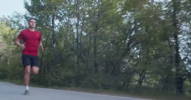 Homem Correndo Câmera Lenta Estrada Montanha Câmera Dolly Tiro Completo — Vídeo de Stock